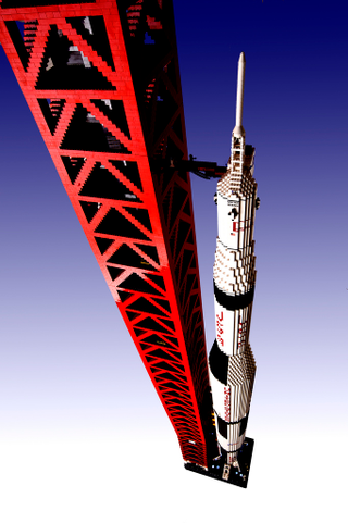 Illustration for article titled Man builds 19-foot-tall model of Apollo 11 out of 120,000 LEGO bricks